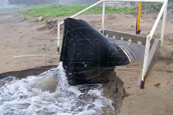 國外<a href=http://www.zjkbhl.com/ target=_blank class=infotextkey><a href=http://www.zjkbhl.com target=_blank class=infotextkey>鴨嘴閥</a></a>安裝現場圖